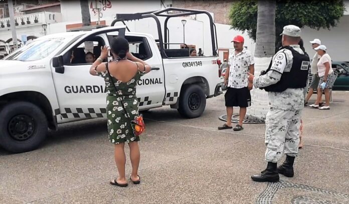 guardianacionalconviveconciudadanosyturistasenelmalecondevallarta1-1200x700