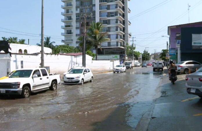 wu0qka4m-Autos-circulando-sobre-aguas-negras-en-el-crucero-de-La-Paloma-905x613