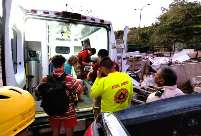Paramedicos-y-personas-junto-a-ambulancia-905x613