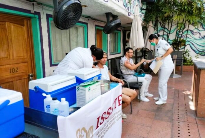 Enfermeras-vacunando-a-jovenes-768x520