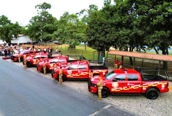 Estrena-Proteccion-Civil-5-camionetas-nuevas-y-ambulancias-905x613