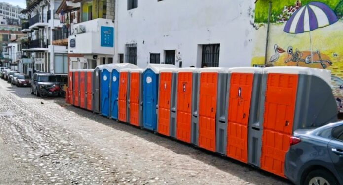 Tension-en-el-Centro-de-Vallarta-vecinos-se-oponen-a-instalacion-de-letrinas-1000x540