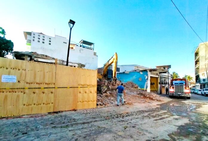 Clausuran-obra-de-demolicion-por-falta-de-licencia-905x613