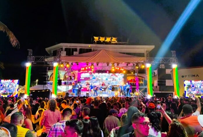 Escenario-en-el-malecon--905x613