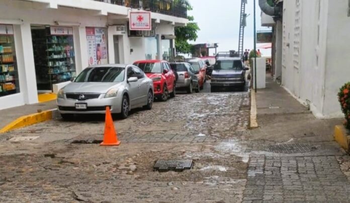 Se-forma-peligroso-socavon-en-pleno-centro-de-Puerto-Vallarta-905x613