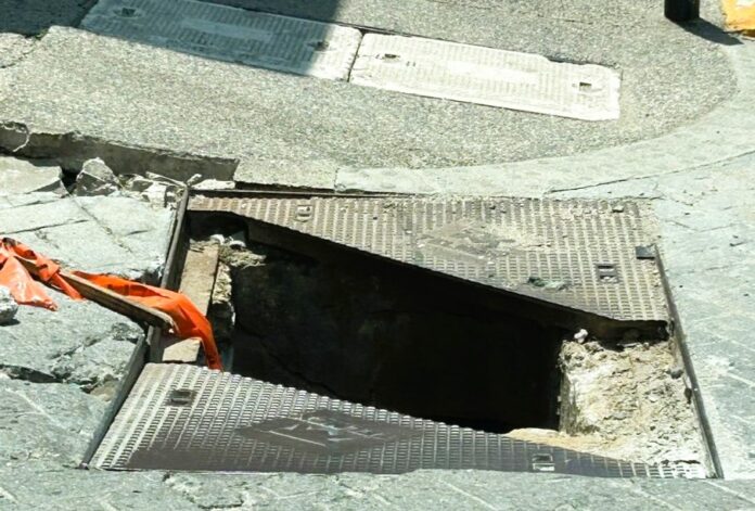 Trampa-mortal-registro-de-Telmex-en-pleno-centro-905x613