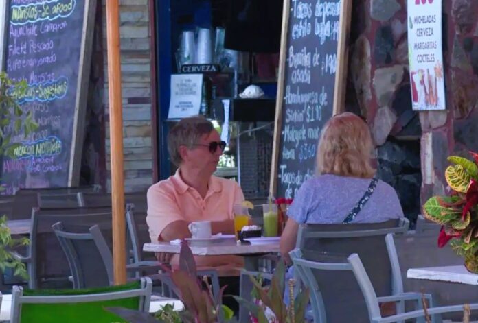 Comensales-americanos-en-restaurante--905x613