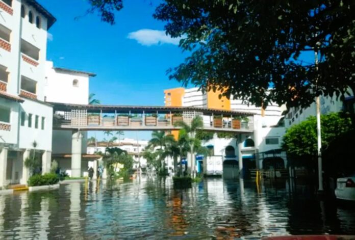 Marejada-ciclonica-en-Puerto-Vallarta-905x613