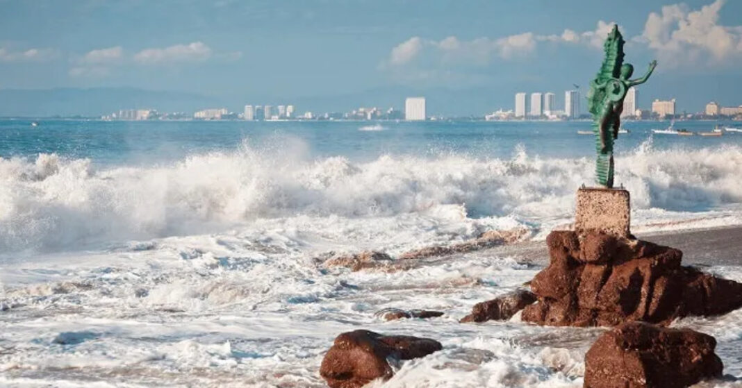 Puerto-Vallarta-expected-to-continue-with-high-waves-and-red-flags-in-the-coming-days