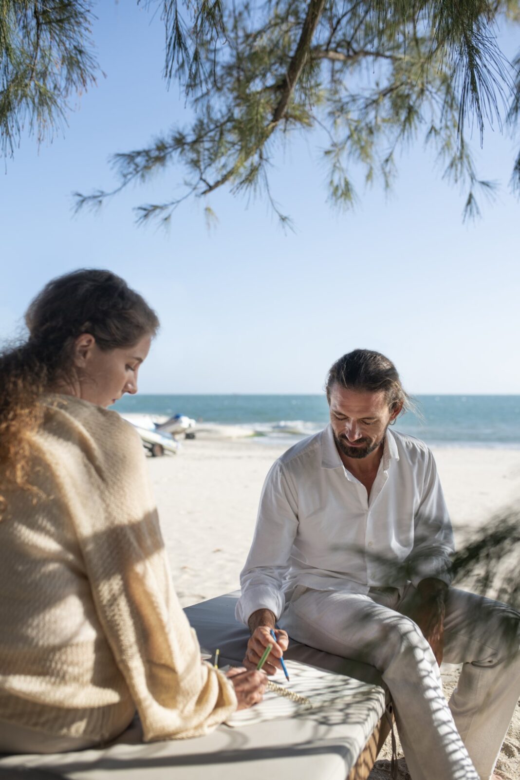 couple-drawing-beach-vacation-Large