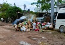 Residents of Morelos y Pavón Demand Action on Garbage, Potholes, and Mud