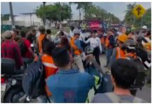 VIDEO: Construction Workers Clash with Traffic Officers at Airport Entrance