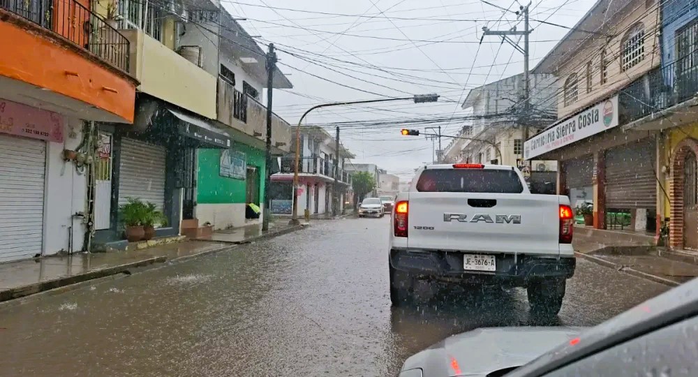 puerto-vallarta-lluvia-provoca-encharcamientos-viales-1-1000x540