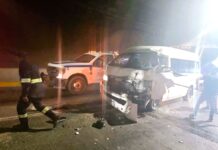 Driver Trapped After Urvan Crashes Into CFE Truck in Túnel Grande