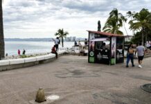 Tourists Stroll Puerto Vallarta’s Malecón Despite Trudy Alerts